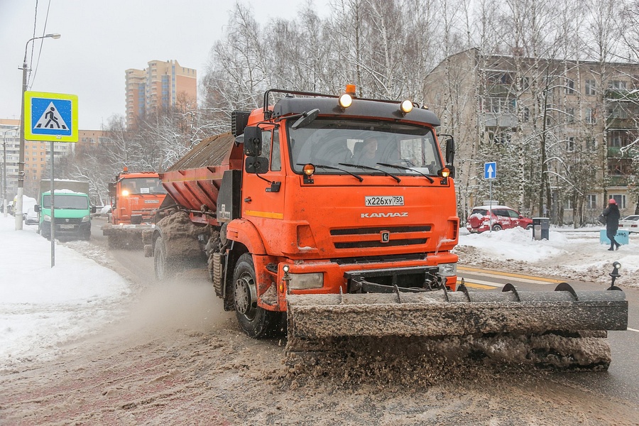 Уборка дорог от снега стартовала в Одинцовском округе в 5:30 утра, Декабрь