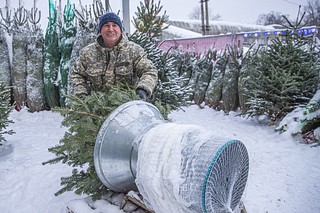 Пожилым людям старше 60 лет, которые не смогут посетить елочные базары, новогоднее дерево волонтеры доставят бесплатно