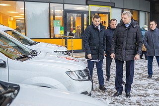 Партийцы осмотрели новые автомобили Одинцовской областной больницы