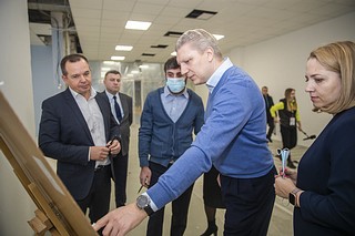 До конца года на базе Средней общеобразовательной школы № 17 в Новой Трехгорке обустроят еще один «Палисадик» — небольшой детский сад. Ход работ на объекте проверил глава Одинцовского городского округа Андрей Иванов