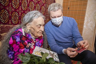Глава Одинцовского округа вручил пенсионерке памятную медаль к 80-летию битвы за Москву