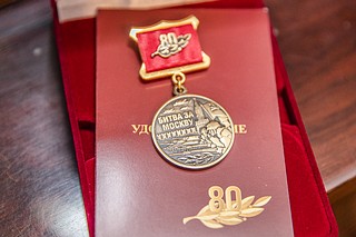 Глава Одинцовского округа вручил пенсионерке памятную медаль к 80-летию битвы за Москву