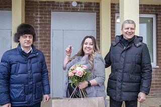 Глава Одинцовского округа Андрей Иванов вручил ключи от квартир 10 дольщикам корпуса № 3 жилого комплекса «Созвездие» в Звенигороде