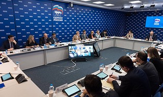 Также партия будет добиваться снижения бюрократической нагрузки на учителей