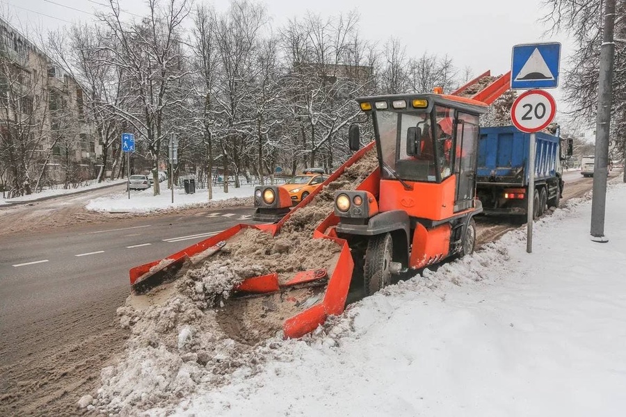 Более 100 единиц техники убирают дороги Одинцовского округа от снега, Январь