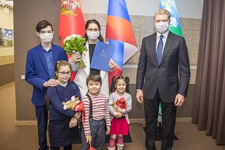 В первый рабочий день 2022 года — 10 января — четырем молодым семьям Одинцовского округа вручили сертификаты на получение социальной выплаты для улучшения жилищных условий