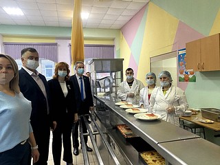 Активисты «Единой России» провели инспекцию в рамках реализации проектов «Новая школа» и «Здоровое будущее»