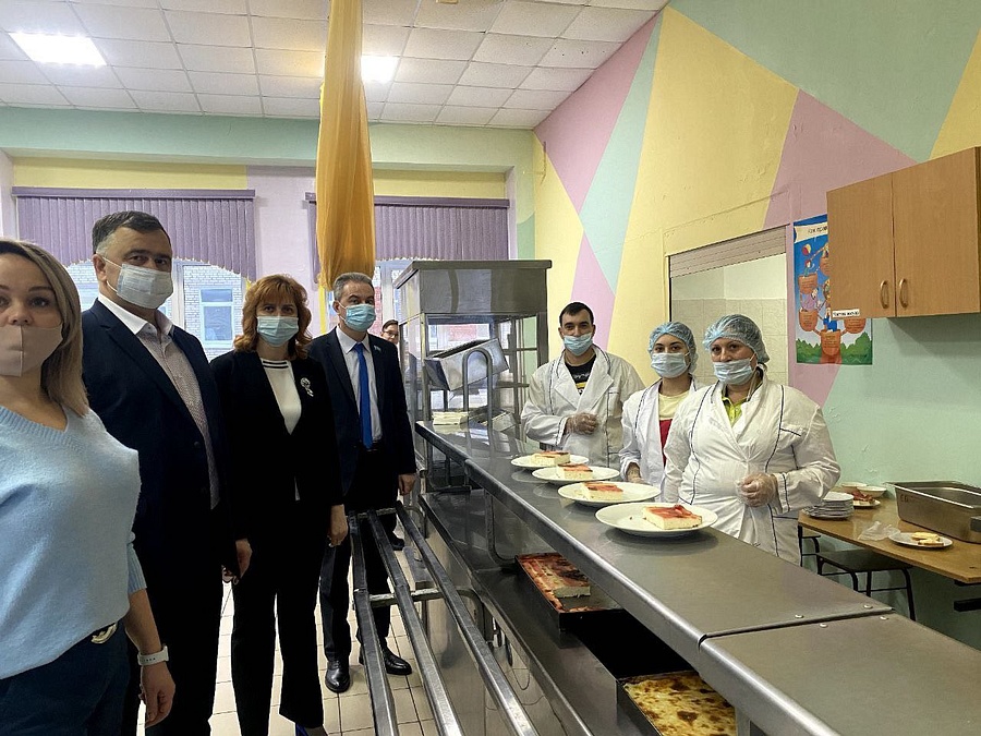Активисты «Единой России» провели инспекцию в рамках реализации проектов «Новая школа» и «Здоровое будущее», Январь