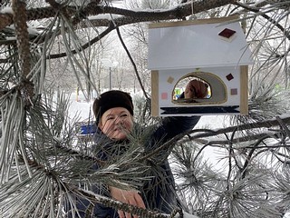 Активисты «Единой России» поддержали экологический марафон «Покорми птиц зимой»