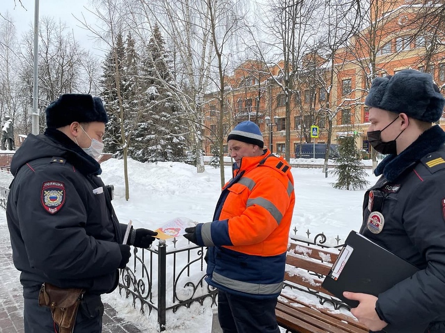Сотрудники патрульно-постовой службы полиции побеседовали с жителями города Звенигород, Январь