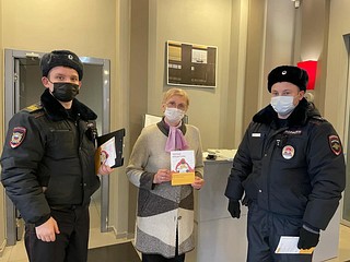 Сотрудники патрульно-постовой службы полиции побеседовали с жителями города Звенигород