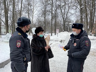 Сотрудники патрульно-постовой службы полиции побеседовали с жителями города Звенигород