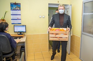 Глава Одинцовского округа Андрей Иванов передал операторам колл-центра несколько ящиков фруктовой «витаминной помощи»