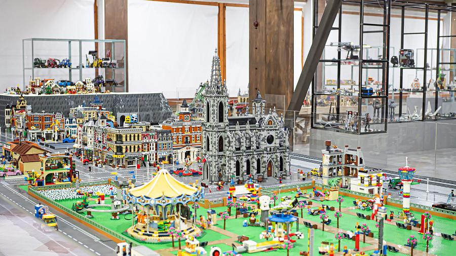 Церковь, состоящая из 22 тысяч деталей — один из наиболее сложных экспонатов музея LEGO, Январь