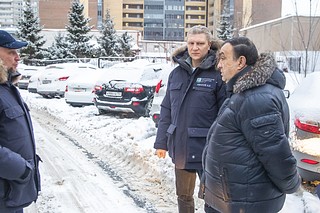 Вместе с профильными заместителями глава муниципалитета объехал микрорайоны, из которых поступает больше всего обращений от жителей в Центр управления регионом и социальные сети