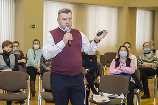 Родителей интересовали вопросы, связанные с повышением качества школьного питания и ликвидацией отставания в освоении школьной программы, вызванного кадровым дефицитом