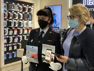 Всем посетителям вручили тематические листовки и призвали задуматься о дорожных происшествиях, связанных с отвлечением на электронные устройства, в первую очередь на мобильные телефоны
