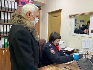 Общественники проверили отдел по вопросам миграции УМВД