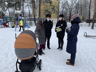 Полицейские раздали памятки с номерами Дежурных частей УМВД и попросили быть более бдительными