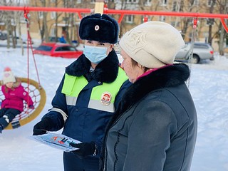 Взрослым напомнили о безопасности в дворовых территориях