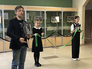 Активисты Одинцовского отделения партии «Единая Россия» приняли участие в открытии патриотической выставки на базе Барвихинской средней школы