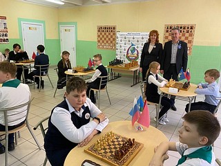 Активисты одинцовского отделения партии «Единая России» поприветствовали участников турнира по шахматам среди учащихся и воспитанников образовательных организаций города Голицыно и Больших Вязём