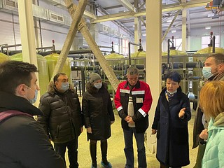 В рамках реализации партийных проектов «Чистая страна» и «Школа грамотного потребителя» активисты одинцовского отделения партии «Единая Россия» проверили работу частного водоснабжающего предприятия, которое обеспечивает водой микрорайон ЖК «Сколковский»
