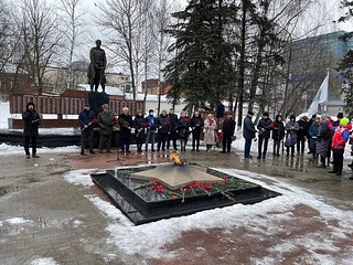 Активисты партии возложили цветы к Мемориалу Славы с Вечным огнем на Можайском шоссе