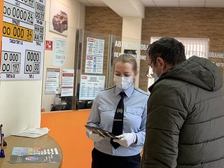 Автоинспекторы рассказали посетителям и работникам, что отвлечение на мобильные устройства влияет на изменение дорожной ситуации при переходе проезжей части и при управлении транспортным средством