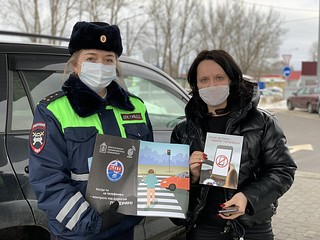 Всем посетителям автозаправочных станций сотрудники Госавтоинспекции вручили тематические листовки