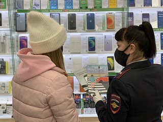 Сотрудники Одинцовской Госавтоинспекции провели мероприятие в салонах сотовой связи в рамках социального раунда «Стоп-гаджет»