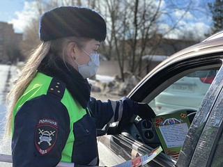 Женский экипаж дорожно-патрульной службы Одинцовской Госавтоинспекции поздравил водителей муниципалитета