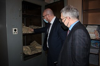 Проверяющий осмотрел комнаты приема пищи, медицинского кабинета на предмет необходимого оборудования и наличия лекарственных средств, а также проинспектировал наличие соответствующего количества спальных принадлежностей, бытовых средств и работу сантехники