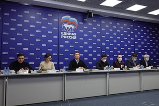 «Единая Россия» расширяет направления помощи беженцам и жителям Донбасса