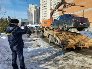 В Московской области стартовал пилотный проект по перемещению автомобилей, мешающих проезду мусоровозов