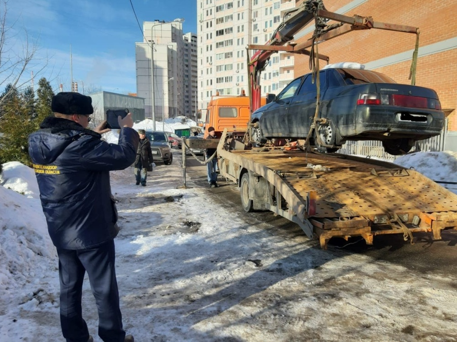В Московской области стартовал пилотный проект по перемещению автомобилей, мешающих проезду мусоровозов, Февраль