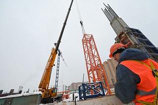 На объекте работают 160 человек и 10 единиц техники