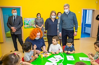 Глава Одинцовского городского округа Андрей Иванов и молодые родители микрорайона Новая Трехгорка открыли новый палисадик на базе Средней общеобразовательной школы № 17