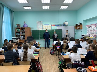 Сотрудники полиции УМВД России по Одинцовскому городского округу совместно с членом Общественного совета при УМВД Денисом Мартыновым провели акцию «Спасем жизнь вместе»