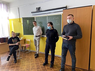 Инспектор по делам несовершеннолетних и участковый уполномоченный Барвихинского Отдела полиции УМВД рассказали ребятам об ответственности за антиобщественные деяния, предусмотренной административным и уголовным законодательством