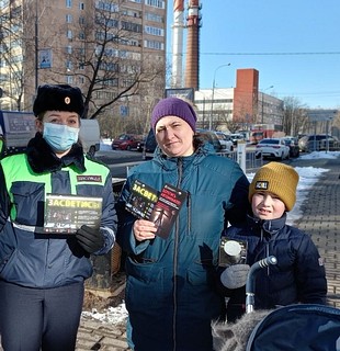 Сотрудники Одинцовской Госавтоинспекции на улицах муниципалитета проводили беседу с пешеходами, а также дарили подарки — тематические листовки и световозвращающие брелоки и наклейки