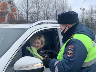 В Одинцовском городском округе прошла акция «Цветы для автоледи»