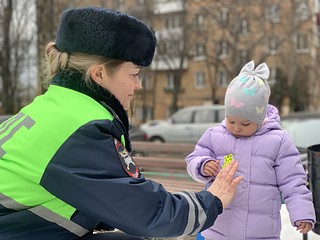 Автоинспекторы напомнили детям о дорожных ловушках, находящихся вблизи подъездов многоквартирных домов и детских игровых комплексов