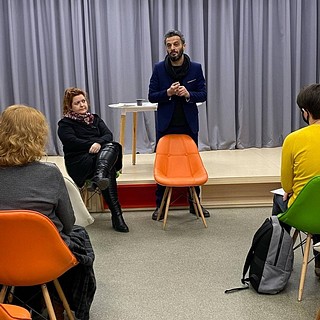 В Одинцовской библиотеке № 1 прошел мастер-класс актрисы кино, преподавателя по актёрскому мастерству МГКИ и ТИ им. Бориса Щукина Елены Фокиной и актёра, режиссёра, каскадёра, постановщика массовых мероприятий, а также обладателя I премии в номинации «Построение мизансцен» на XVI «Международной режиссёрской конференции» в ТИ им. Бориса Щукина Вусаля Мехралиева