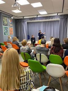 В Одинцовской библиотеке № 1 прошел мастер-класс актрисы кино, преподавателя по актёрскому мастерству МГКИ и ТИ им. Бориса Щукина Елены Фокиной и актёра, режиссёра, каскадёра, постановщика массовых мероприятий, а также обладателя I премии в номинации «Построение мизансцен» на XVI «Международной режиссёрской конференции» в ТИ им. Бориса Щукина Вусаля Мехралиева