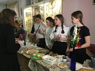 В Одинцовской гимназии № 4 прошла благотворительная ярмарка. Она состоялась по инициативе учеников седьмых классов и их родителей