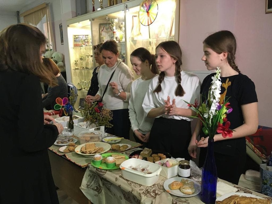 В Одинцовской гимназии № 4 прошла благотворительная ярмарка. Она состоялась по инициативе учеников седьмых классов и их родителей, Март
