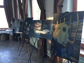 Инструменты на фотографиях: домры, гитары и балалайки