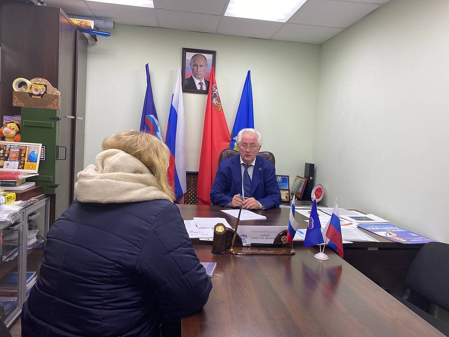 Одинцовский депутат-единоросс Вячеслав Киреев оказал помощь беженке из Луганска, Март