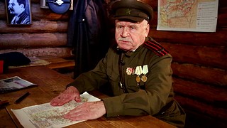 Народный артист РСФСР, советский и российский актер Сергей Никоненко в командирском блиндаже комплекса «Партизанская деревня»